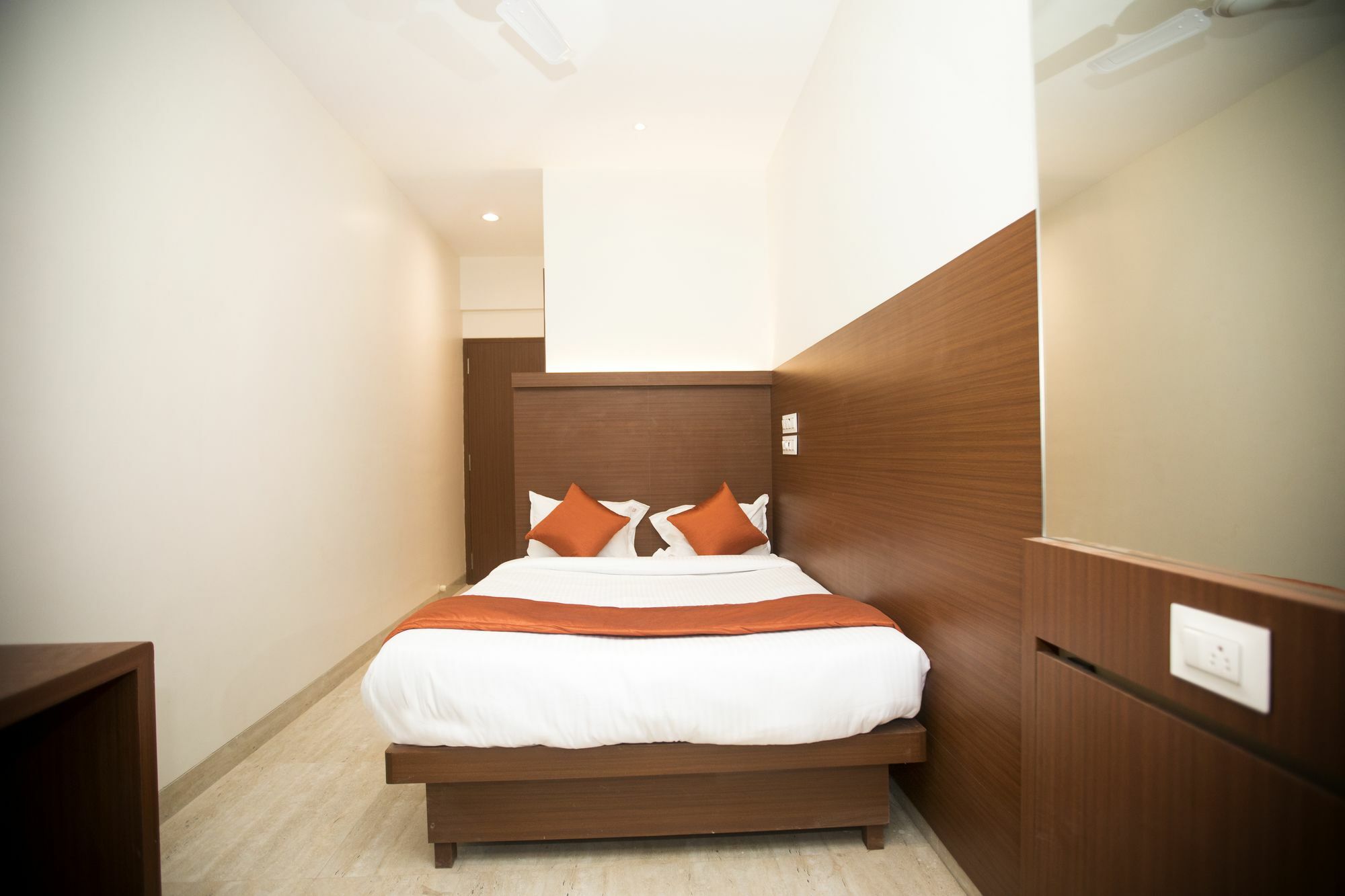 Hotel Spring Inn ムンバイ エクステリア 写真